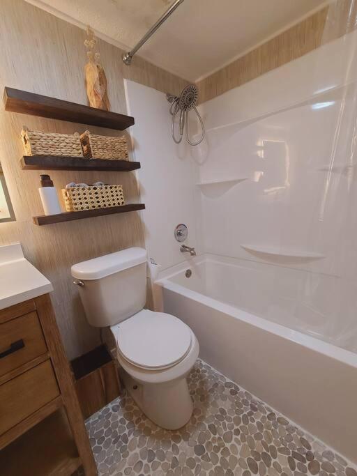Centrally Located In Rogers And Bentonville! -Private Rooms المظهر الخارجي الصورة