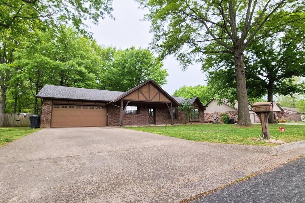 Centrally Located In Rogers And Bentonville! -Private Rooms المظهر الخارجي الصورة
